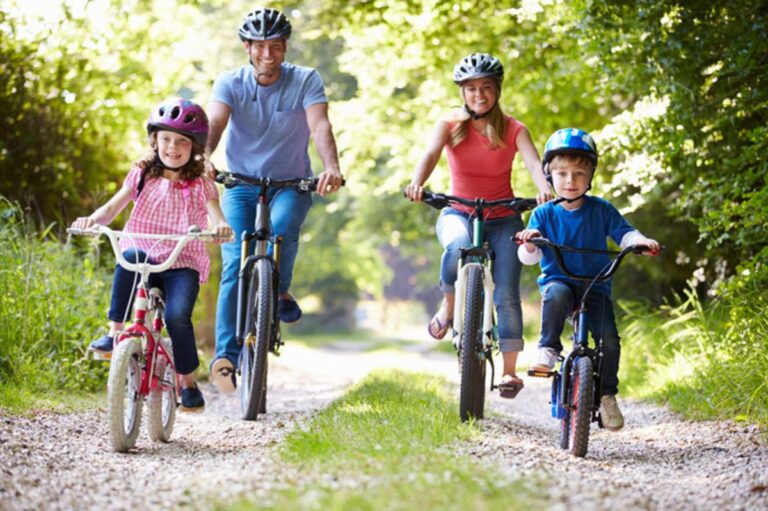 Путешествия на велосипеде с детьми: Рекомендации для семейных прогулок, выбор велосипедов для детей и безопасность